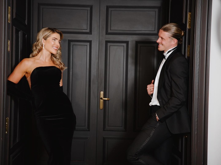 手机安全登录入口-英格兰太太团成员回家！加拉格尔模特女友晒照：生活真是疯狂！