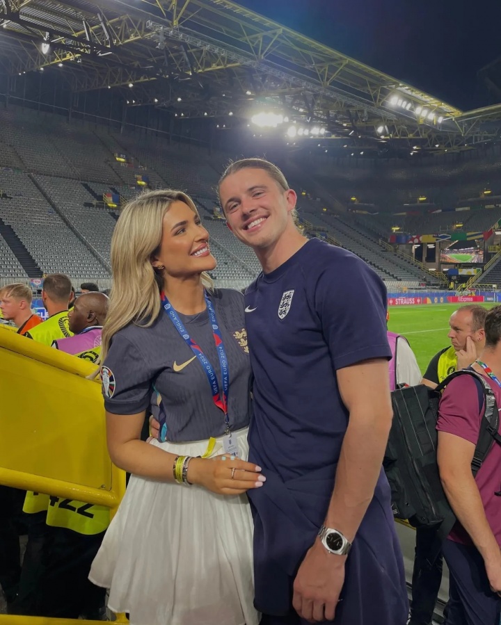 手机安全登录入口-英格兰太太团成员回家！加拉格尔模特女友晒照：生活真是疯狂！