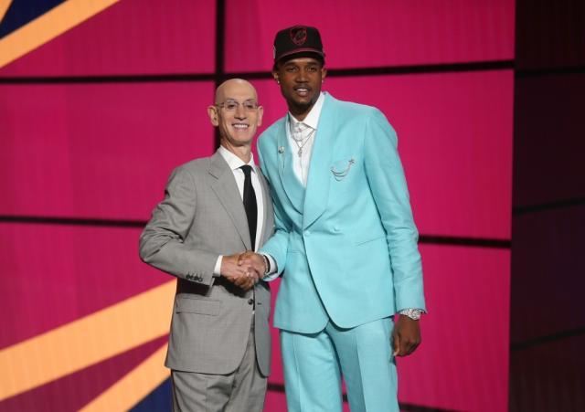 官方网-加兰：新赛季冲击全明星 和塞克斯顿搭档很轻松