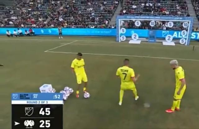 开云体育-半场射横梁？!看看足球版本的技巧·扣篮·三分大赛