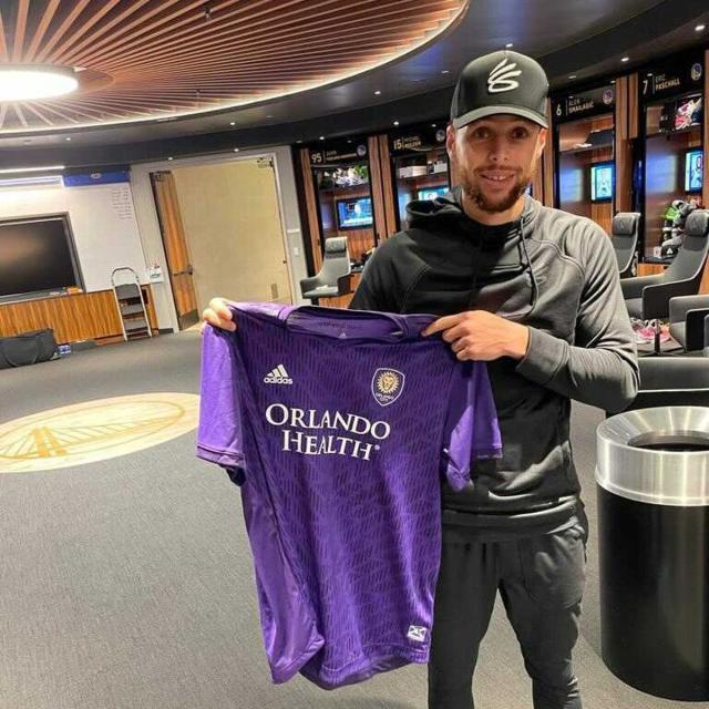 开云体育-半场射横梁？!看看足球版本的技巧·扣篮·三分大赛