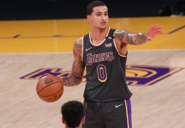 官方网-沐浴冠军旗帜荣光 湖人延续争6悬念静待詹眉归来